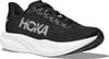 Schwarzer Hoka Laufschuh mit weißem Logo und weißer Sohle.