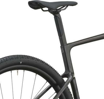 Hinterteil eines Carbon-Fahrradrahmens mit Dämpfer und Sattel.