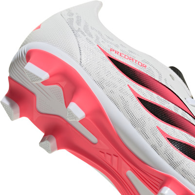 Weiße Adidas Predator Fußballschuhe mit rosa und schwarzen Details und Sohle. Weiße Adidas Predator Fußballschuhe mit rosa und schwarzen Details und Sohle.
