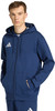 Ein Mann in einem dunkelblauen Kapuzenpullover mit Adidas-Logo auf der Brust.