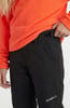 Kind im orangefarbenen Pullover und schwarzer Hose mit O'Neill-Logo.