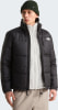 Mann in grüner Mütze und schwarzer Daunenjacke mit beige Hose.