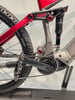 Detail der Hinterradaufhängung eines E-Mountainbikes mit Dämpfer und Kurbeln.