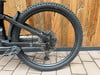 Hinterrad eines Mountainbikes mit Schaltung und Schutzblech.