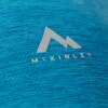 Blaues T-Shirt mit McKinley-Logo und Bergsymbol.