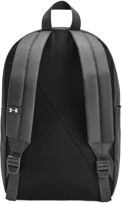 Rückansicht eines schwarzen Rucksacks mit Under Armour-Logo auf dem Schultergurt. Rückansicht eines schwarzen Rucksacks mit Under Armour-Logo auf dem Schultergurt.