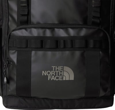 Schwarze Tasche mit The North Face Logo vorne und Riemen. Schwarze Tasche mit The North Face Logo vorne und Riemen.