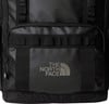 Schwarze Tasche mit The North Face Logo vorne und Riemen.