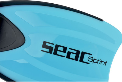 Blaue Flosse mit schwarzem SEAC Sprint Logo. Blaue Flosse mit schwarzem SEAC Sprint Logo.