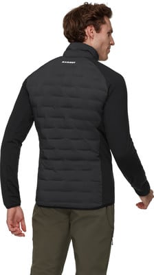 Rückansicht eines Mannes in einer schwarzen Daunenjacke mit langen schwarzen Ärmeln. Rückansicht eines Mannes in einer schwarzen Daunenjacke mit langen schwarzen Ärmeln.