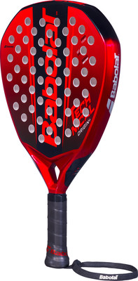 Ein roter Babolat Padel-Schläger mit schwarzen Akzenten und weißen Löchern.