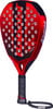 Ein roter Babolat Padel-Schläger mit schwarzen Akzenten und weißen Löchern.
