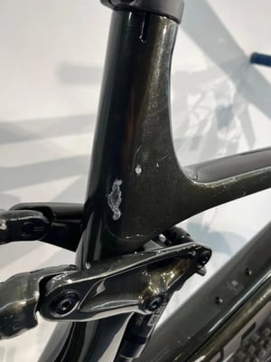 Am Fahrradrahmen sind Kratzer und Abnutzungen sichtbar, besonders am Dämpfer. Am Fahrradrahmen sind Kratzer und Abnutzungen sichtbar, besonders am Dämpfer.