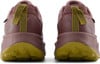 Rückansicht eines Paares rosafarbener Laufschuhe mit olivgrüner Sohle.