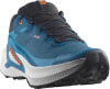 Ein blauer Salomon Trailrunning-Schuh mit orangefarbenen Details und aggressivem Profil.