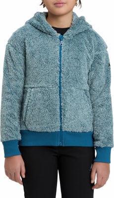 Dievča má na sebe modrú huňatú mikinu so zapínaním na zips a kapucňou. Dievča má na sebe modrú huňatú mikinu so zapínaním na zips a kapucňou.
