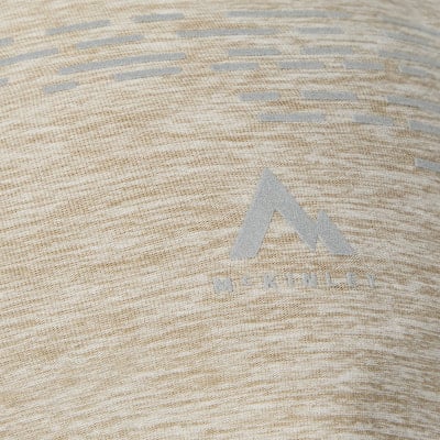 Textilmuster mit Berglogo und Streifen. Textilmuster mit Berglogo und Streifen.