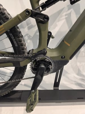 Detail des Hinterrads eines E-Bikes mit Dämpfer, Kurbel und Pedal. Detail des Hinterrads eines E-Bikes mit Dämpfer, Kurbel und Pedal.