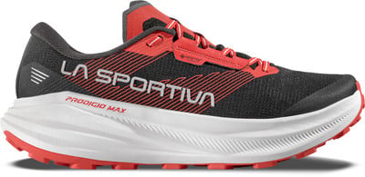 Schwarzer La Sportiva Prodigio Max Laufschuh mit roten Akzenten und weißer Sohle. Schwarzer La Sportiva Prodigio Max Laufschuh mit roten Akzenten und weißer Sohle.