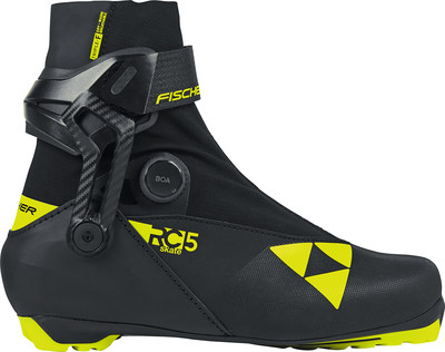 Schwarzer Fischer RC5 Skate Langlaufschuh mit gelben Akzenten.