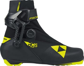 Schwarzer Fischer RC5 Skate Langlaufschuh mit gelben Akzenten.