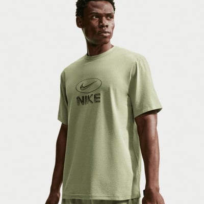 Ein Mann in einem grünen T-Shirt mit Nike-Logo und Schriftzug.