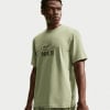 Ein Mann in einem grünen T-Shirt mit Nike-Logo und Schriftzug.
