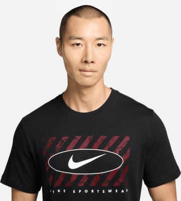 Ein Mann in einem schwarzen T-Shirt mit dem Nike-Logo und dem Schriftzug Nike Sportswear. Ein Mann in einem schwarzen T-Shirt mit dem Nike-Logo und dem Schriftzug Nike Sportswear.