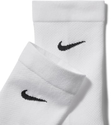 Weiße Nike-Socken mit schwarzem Logo.
