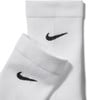 Weiße Nike-Socken mit schwarzem Logo.