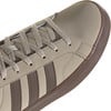 Nahaufnahme eines Adidas-Sneakers mit Schnürsenkeln und Seitenstreifen.