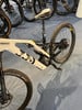 Ein weißes Mountainbike mit schwarzer Federung und Details hängt.