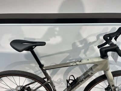 Detail des Sattels und Lenkers eines Gravelbikes mit matter Oberfläche. Detail des Sattels und Lenkers eines Gravelbikes mit matter Oberfläche.