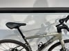 Detail des Sattels und Lenkers eines Gravelbikes mit matter Oberfläche.