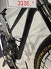 Ein schwarzes Mountainbike mit einem Preisschild von 3300 Kronen.