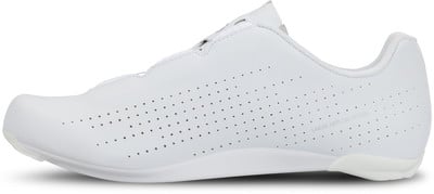 Weißer Radschuh mit Perforationen und Aufschrift