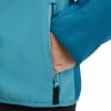Hand in der Tasche einer blauen Jacke mit Reißverschluss, Jackendetail.