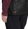 Detail einer schwarzen Damenweste mit rotem Logo und schwarzer Hose.