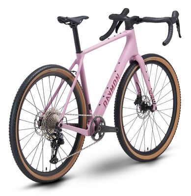 Ein rosafarbenes Gravelbike der Marke RAYMON mit schwarzem Lenker und schwarzem Sattel.