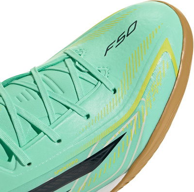 Grüner Adidas Fußballschuh mit F50-Schriftzug und gelben Streifen. Grüner Adidas Fußballschuh mit F50-Schriftzug und gelben Streifen.
