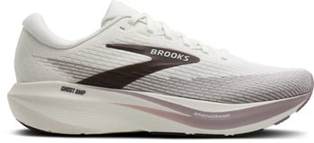 Weiße Brooks Laufschuhe mit braunem Logo und Ghost Amp Schriftzug.