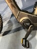 Detail eines E-Bike-Rahmens mit Bosch-Motor und Pedal.