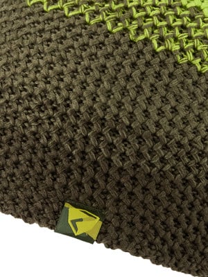 Nahaufnahme eines Strickmusters aus braunem und grünem Garn mit kleinem Logo. Nahaufnahme eines Strickmusters aus braunem und grünem Garn mit kleinem Logo.