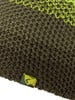 Nahaufnahme eines Strickmusters aus braunem und grünem Garn mit kleinem Logo.