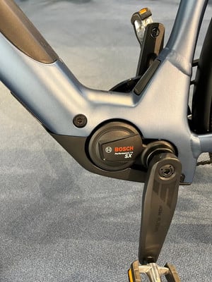 Detail eines E-Bikes mit Bosch Performance Line SX Motor.