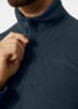 Detail eines Mannes in einer dunkelblauen Fleecejacke mit HH-Logo.