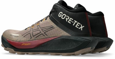 Braune ASICS Laufschuhe mit GORE-TEX und auffälliger Sohle.