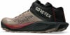 Braune ASICS Laufschuhe mit GORE-TEX und auffälliger Sohle.
