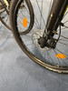 Vorderrad eines Mountainbikes mit Scheibenbremse und orangefarbenem Reflektor.