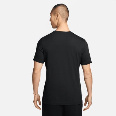 Ein Mann in einem schwarzen T-Shirt mit kurzen Ärmeln und einer Tätowierung am linken Arm. Ein Mann in einem schwarzen T-Shirt mit kurzen Ärmeln und einer Tätowierung am linken Arm.